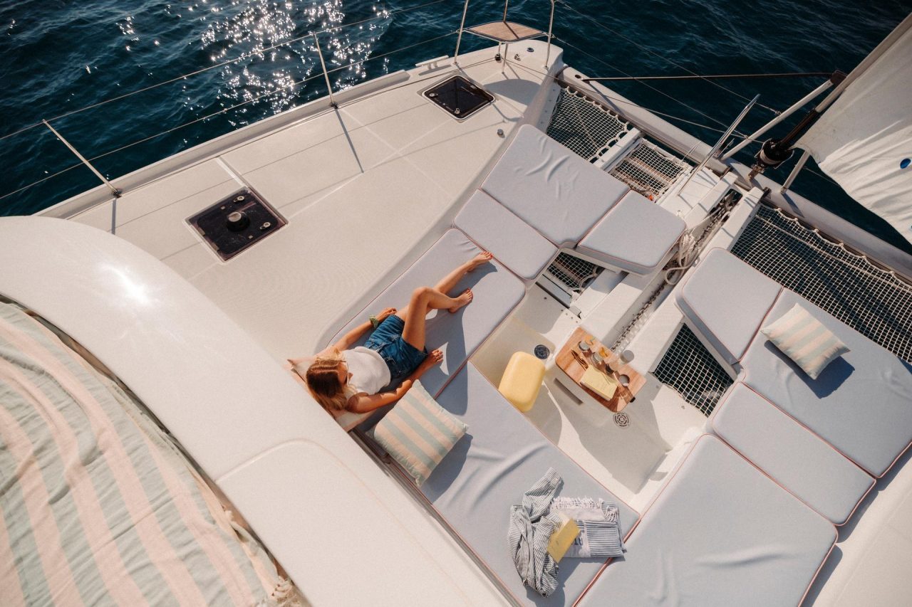 Comfortable benches of the Lagoon 46 Iconic foredeck