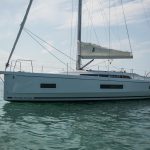 Side view of the Oceanis 40.1 at anchor