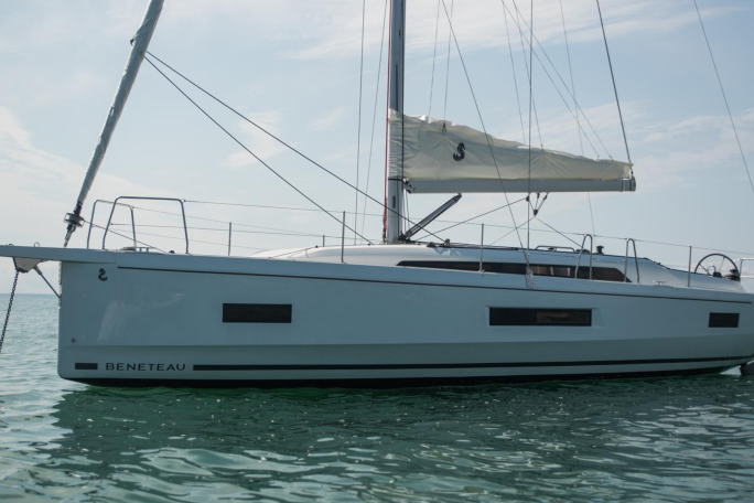 Side view of the Oceanis 40.1 at anchor