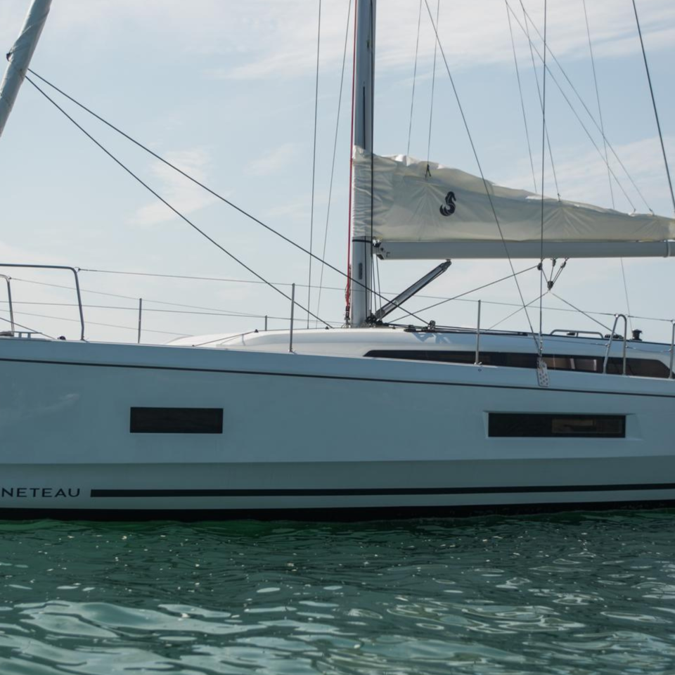 Side view of the Oceanis 40.1 at anchor