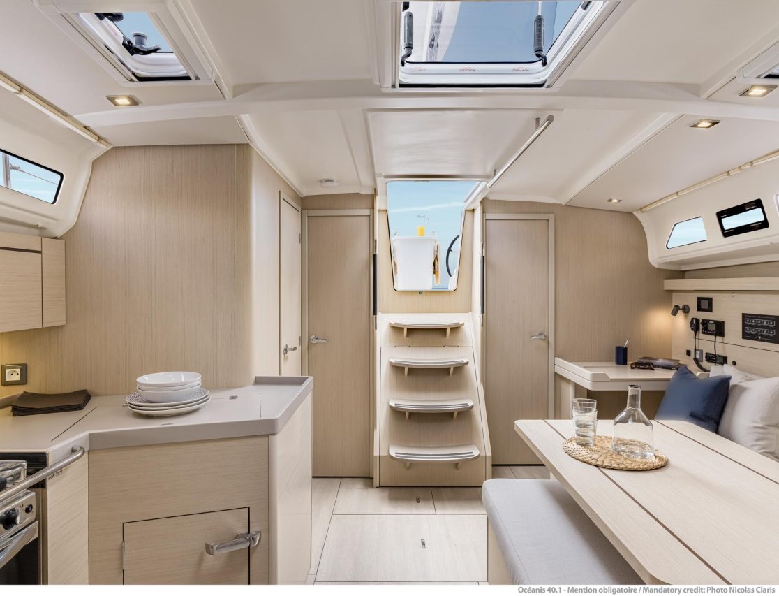Interior view of the spacious and luminous main deck of the Oceanis 40.1