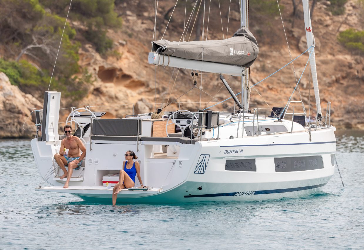 Exterior layout of the Dufour 41 sailing monohull