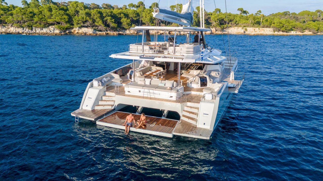Fountaine Pajot Thira 80 navegando con una pareja en la cubierta de proa