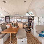 Familie beim Mittagessen im komfortablen Cockpit des Fountaine Pajot NEW 41 Segelkatamarans