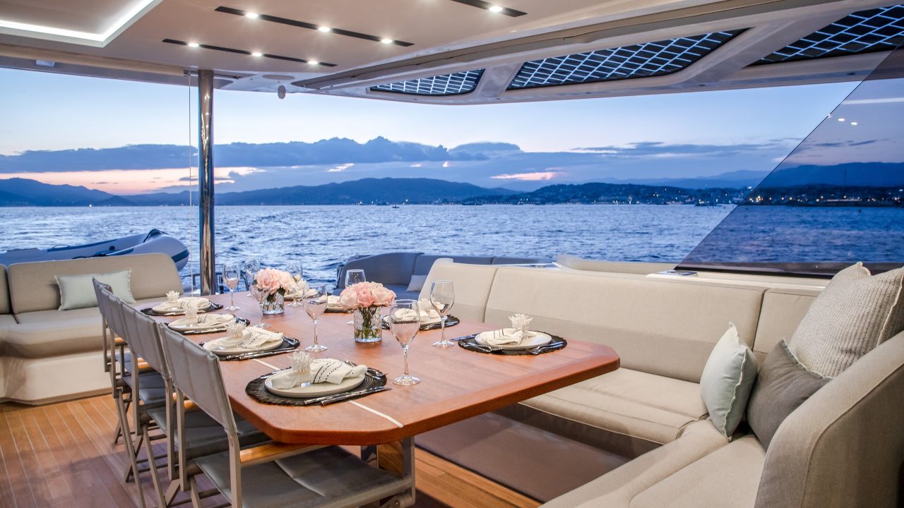 Amplia bañera del Fountaine Pajot Thira 80 con impresionantes vistas al mar al atardecer