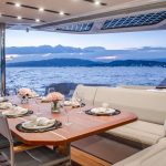 Amplia bañera del Fountaine Pajot Thira 80 con impresionantes vistas al mar al atardecer