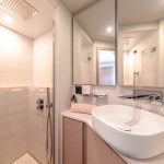Lujoso baño del catamarán a vela Fountaine Pajot Thira 80