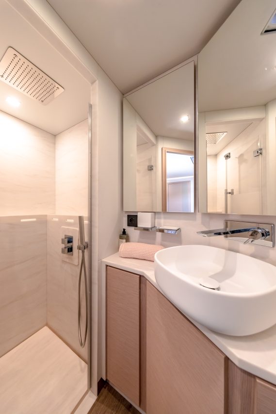 Lujoso baño del catamarán a vela Fountaine Pajot Thira 80