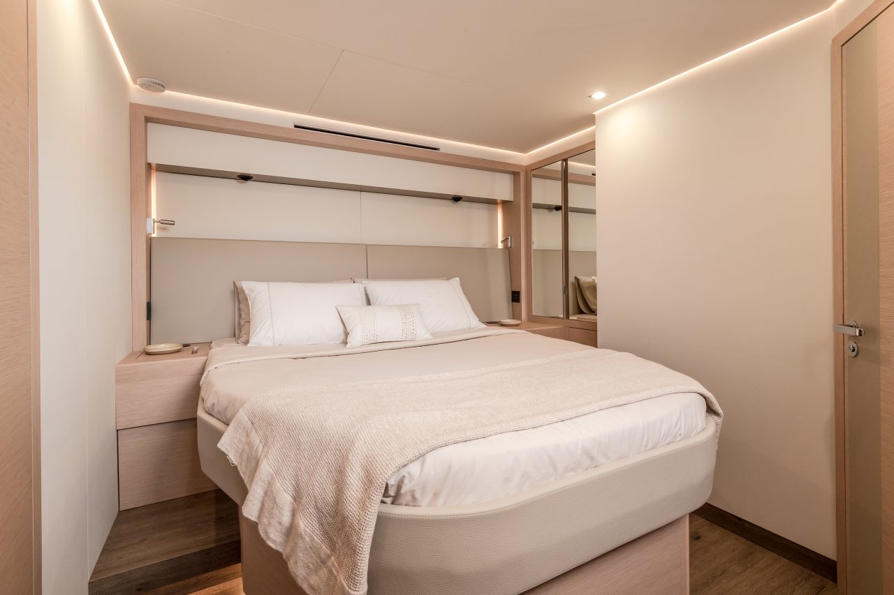 Lujosa suite del catamarán de vela Fountaine Pajot Thira 80