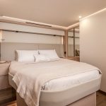 Lujosa suite del catamarán de vela Fountaine Pajot Thira 80