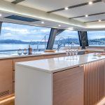Hombres en el sofisticado puesto de mando del catamarán a vela Fountaine Pajot Thira 80