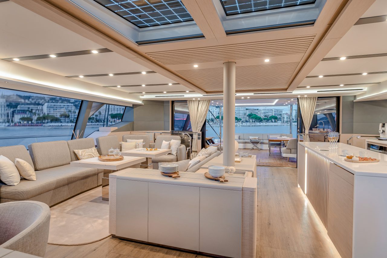 Distribución interior con cocina del catamarán a vela Fountaine Pajot Thira 80