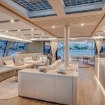Distribución interior con cocina del catamarán a vela Fountaine Pajot Thira 80