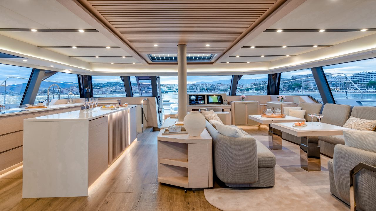 Distribución interior con cocina del catamarán a vela Fountaine Pajot Thira 80