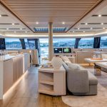 Distribución interior con cocina del catamarán a vela Fountaine Pajot Thira 80