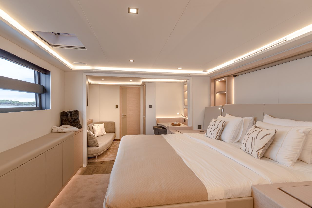 Distribución interior con cocina del catamarán a vela Fountaine Pajot Thira 80