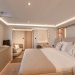 Distribución interior con cocina del catamarán a vela Fountaine Pajot Thira 80