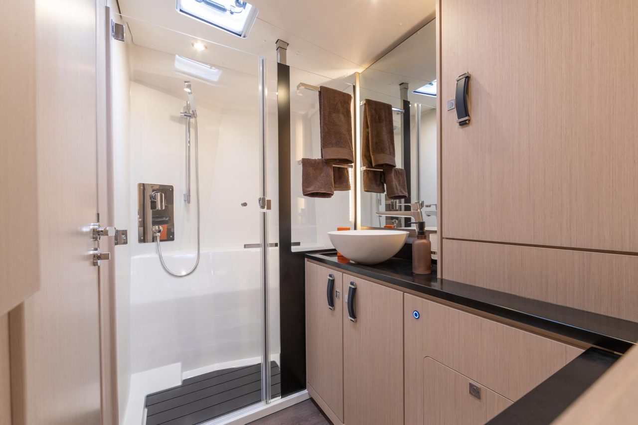 Interior picture of a bathroom in a Jeanneau 55 sailing monohull