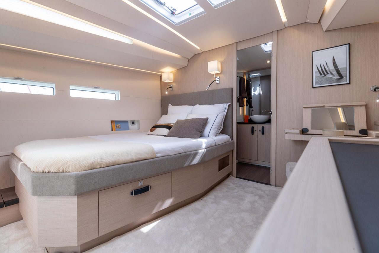 Interior picture of a Jeanneau 55 cabin