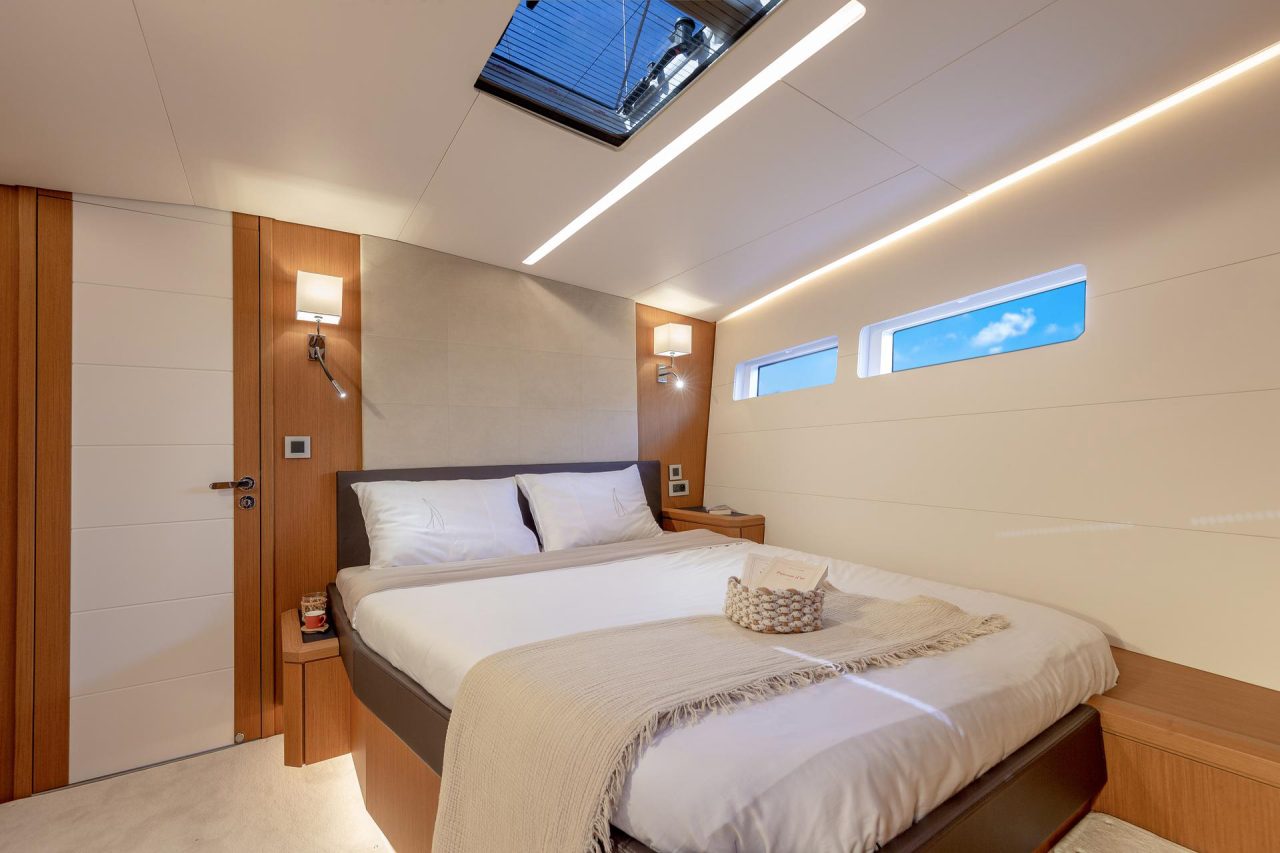 Interior picture of a luxurious Jeanneau Yacht 60 cabin