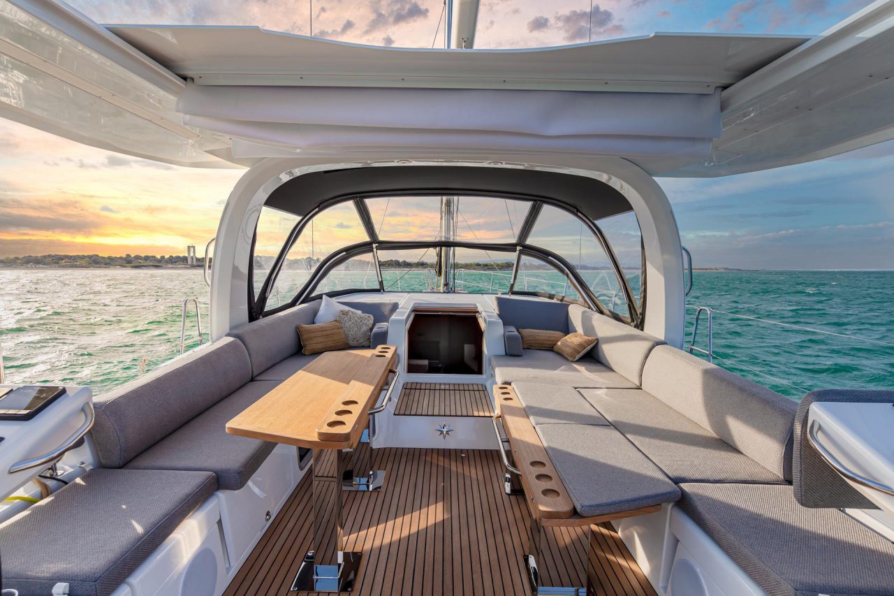 Blick in das geräumige Cockpit des Segelkatamarans Jeanneau Yacht 60