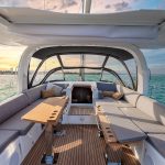 Blick in das geräumige Cockpit des Segelkatamarans Jeanneau Yacht 60