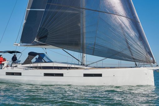 Side view of the Jeanneau Yacht 60 sailing