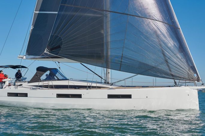 Side view of the Jeanneau Yacht 60 sailing