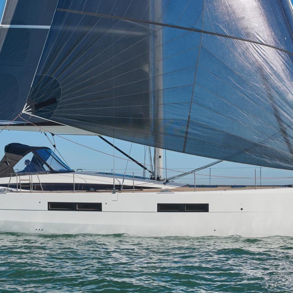 Side view of the Jeanneau Yacht 60 sailing