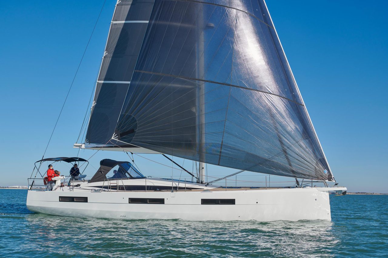 Side view of the Jeanneau Yacht 60 sailing