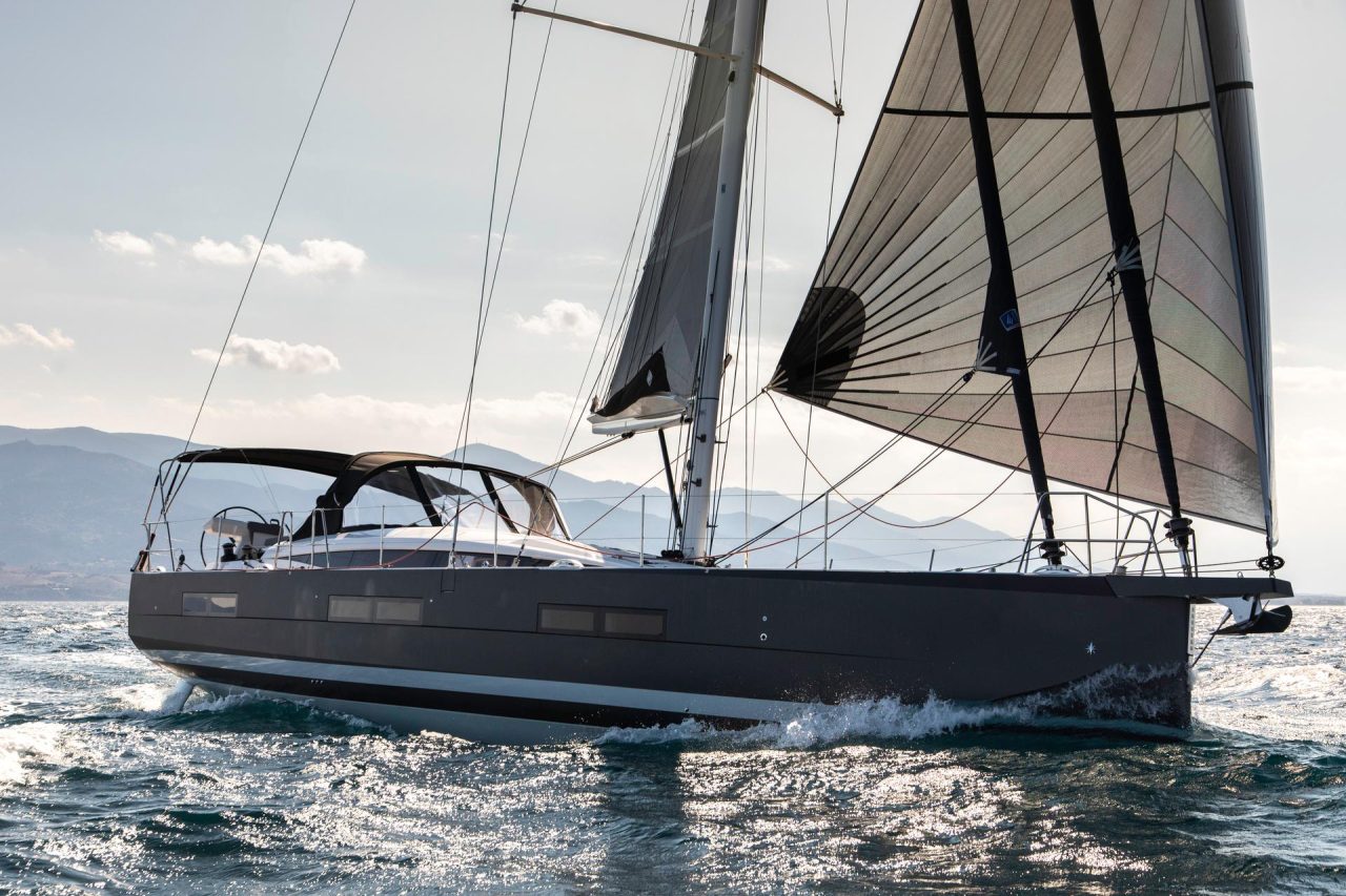 Seitenansicht der segelnden Jeanneau Yacht 60