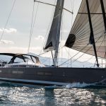 Seitenansicht der segelnden Jeanneau Yacht 60