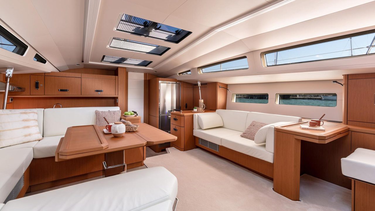 Komfortabler und stilvoller Salon der Jeanneau Yacht 60 Einrumpfboot