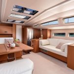 Komfortabler und stilvoller Salon der Jeanneau Yacht 60 Einrumpfboot