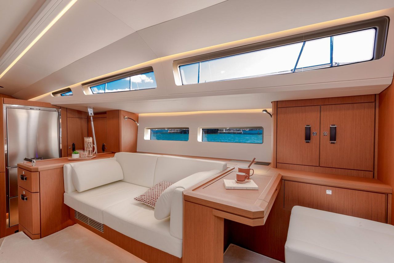 Komfortabler und stilvoller Salon der Jeanneau Yacht 60 Einrumpfboot