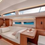 Komfortabler und stilvoller Salon der Jeanneau Yacht 60 Einrumpfboot