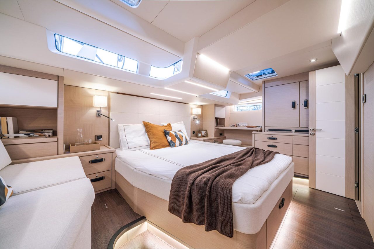 Interior picture of a luxurious Jeanneau Yacht 65 cabin