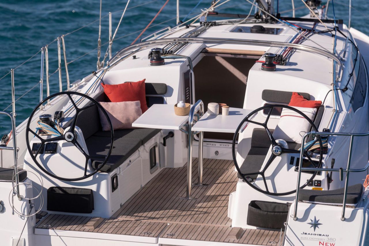 Rear view of the Sun Odyssey 380 sailing monohull