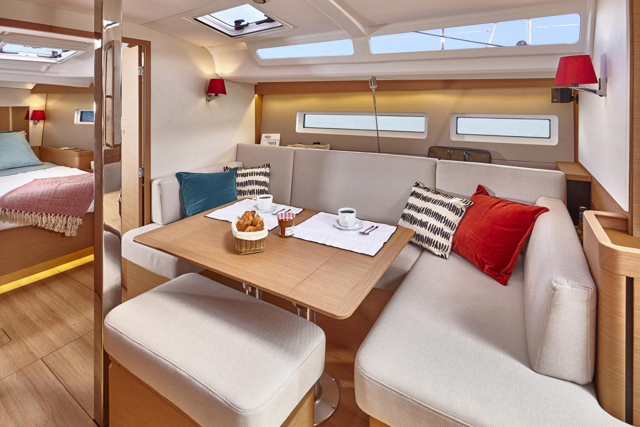 Comfortable and luminous salon of the Jeanneau Sun Odyssey 410 sailing monohull