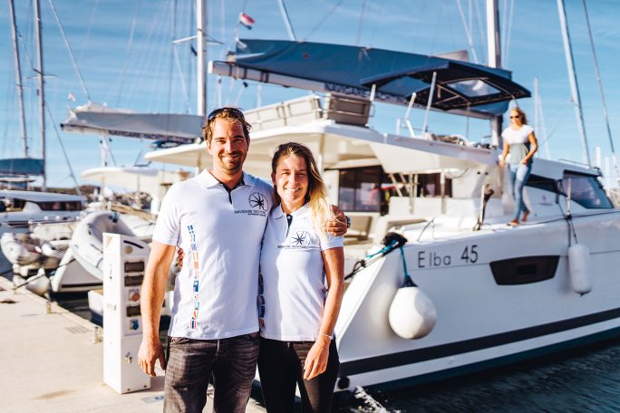 Två besättningsmedlemmar från Navigare står på kajen