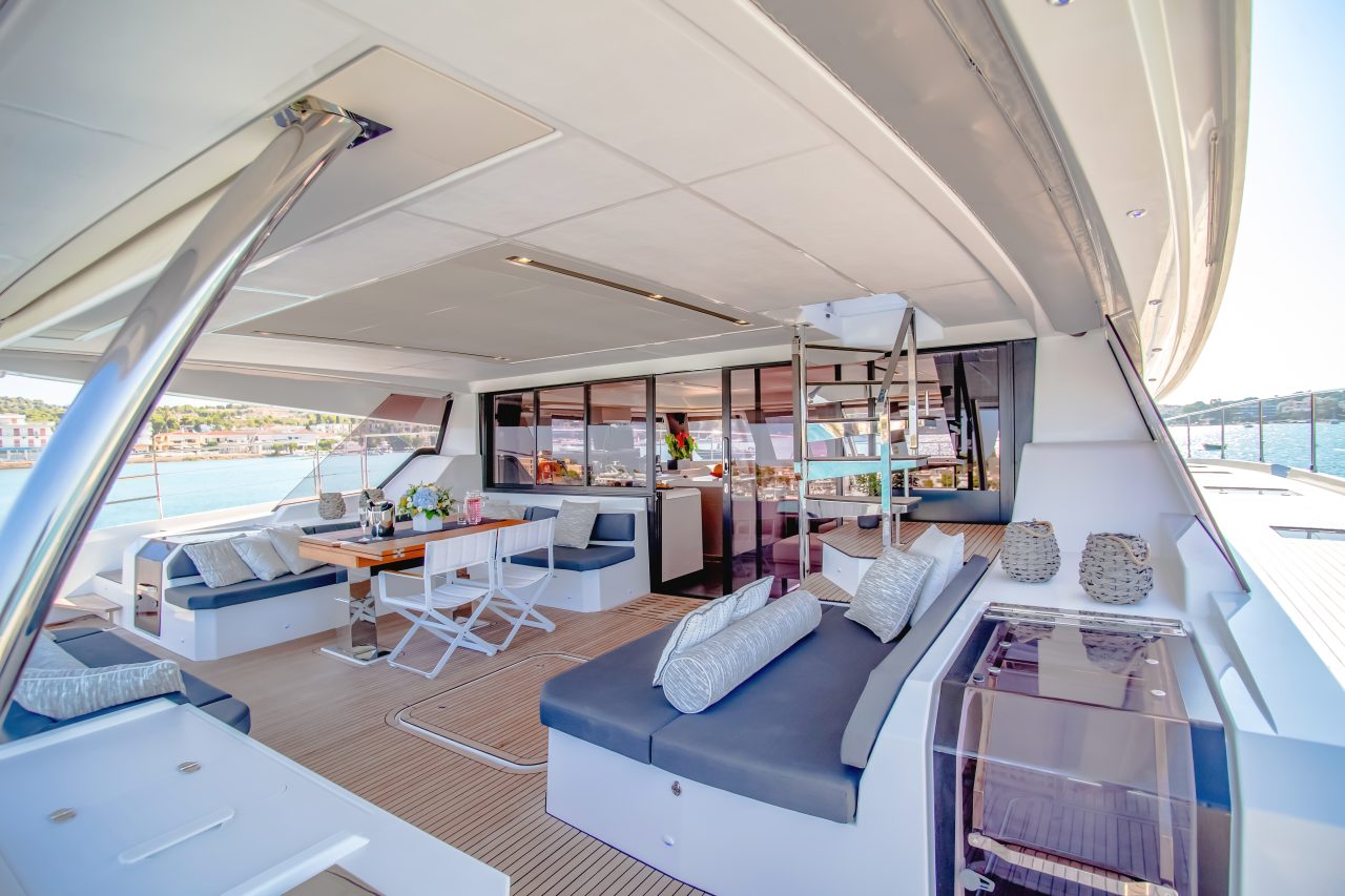 FOUNTAINE-PAJOT-POWER-67-AFT-COCKPIT-01