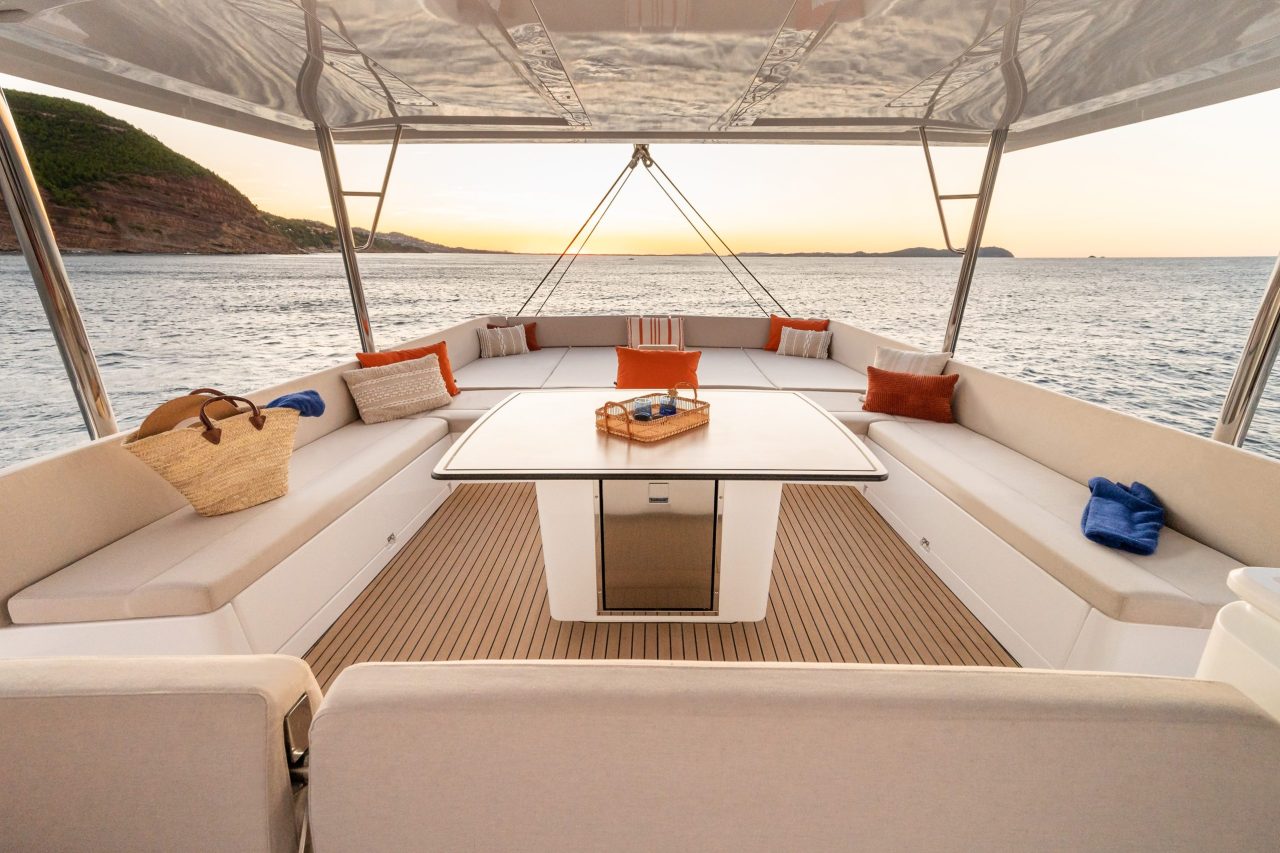 Bali 5.8 Flybridge table and lounge area