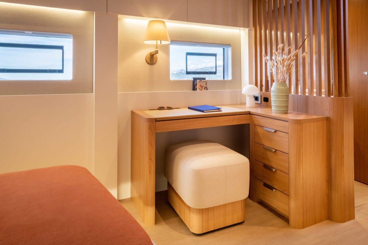 Bali 5.8 hull interior desk