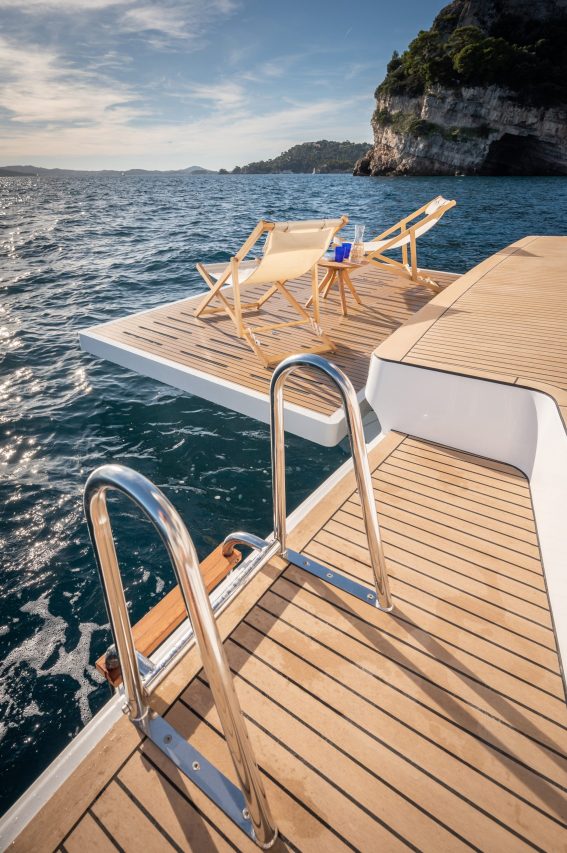 Bali 5.8 swim platform and ladder