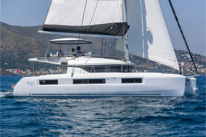 Lagoon 51 Iconic side exterior under sail
