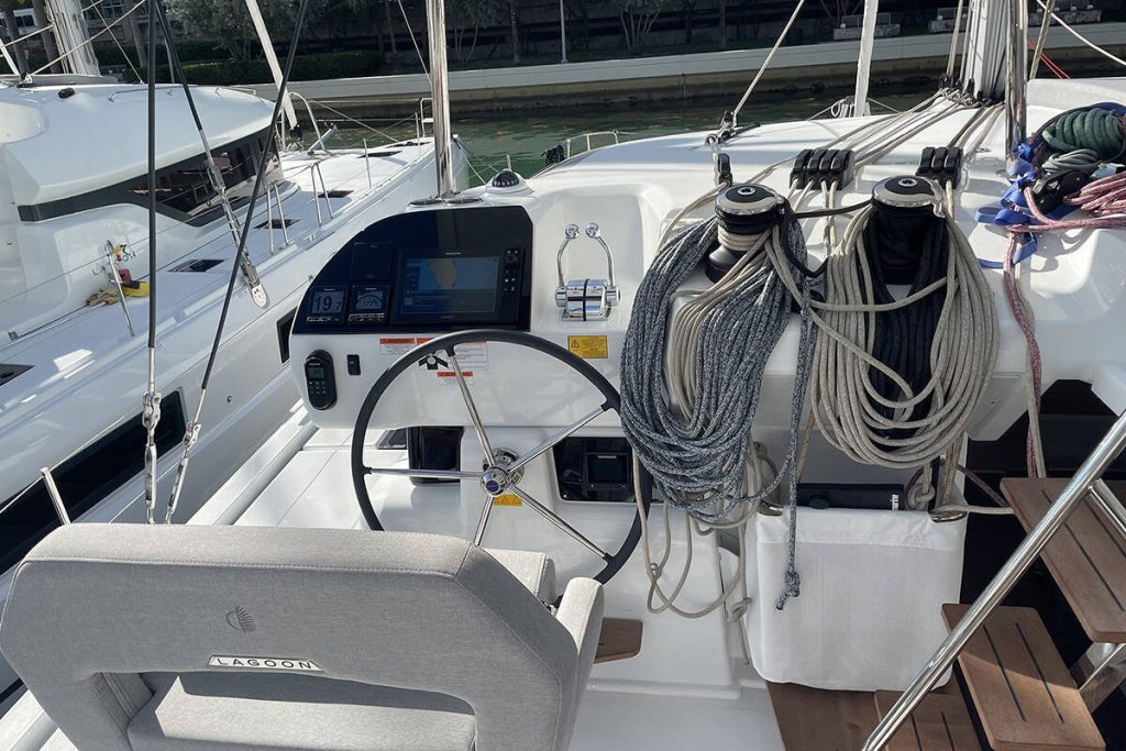 Lagoon 43 Helm