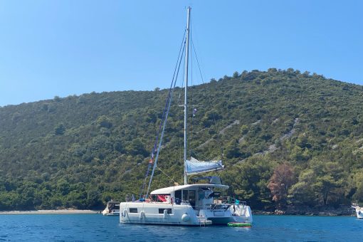 Mojito, Lagoon 40 at anchor