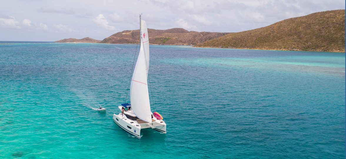 Två seglande katamaraner i Kroatien