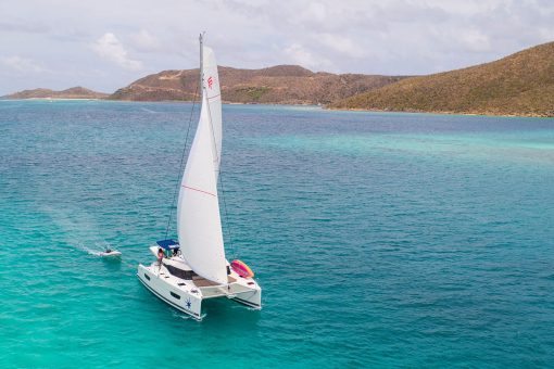 Två seglande katamaraner i Kroatien
