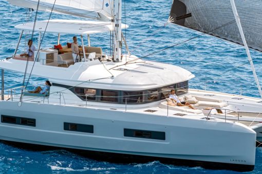 Lagoon 55 vs. Fountaine Pajot 55: Which catamaran is right for you?